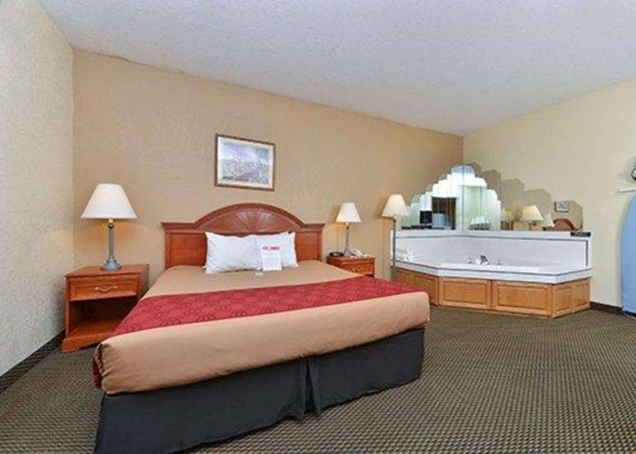 Express Inn & Suites Decatur Buitenkant foto